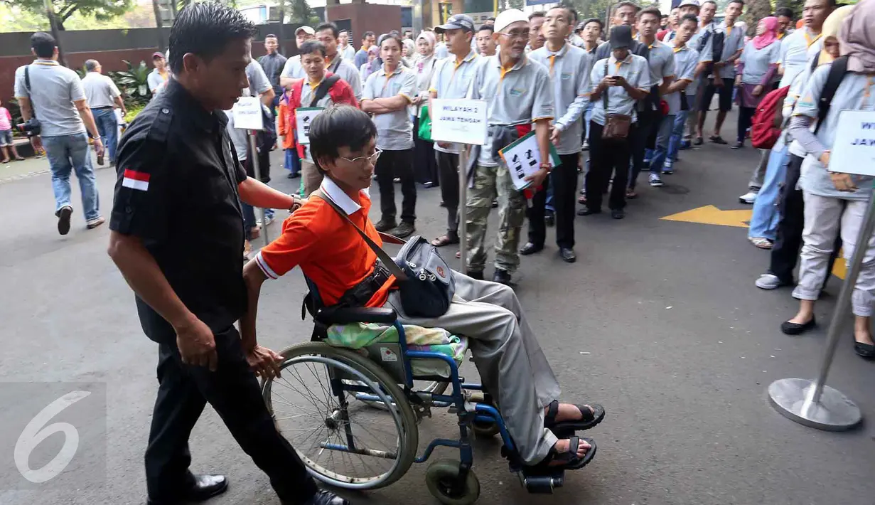 Seorang penumpang disabilitas pada acara gelar mudik bersama Bank Syariah Mandiri (BSM) di Jakarta, Sabtu (2/7). Sebanyak 1200 pemudik diberangkatkan dengan 25 bus dan satu unit mobil akses untuk disabilitas (14 Orang). (Liputan6.com/Faizal Fanani)