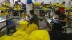 Pekerja menyelesaikan pembuatan kaos di konveksi Sinergi Adv di kawasan Srengseng Sawah, Jakarta, Selasa (2/7/2024). (merdeka.com/Arie Basuki)