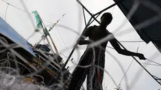 Nelayan memperbaiki jaring di Karangsong, Indramayu, Jawa Barat, Jumat (15/1). Untuk mengisi waktu luang saat tidak melaut karena cuaca buruk, nelayan di kawasan tersebut menggunakan waktu mereka untuk memperbaiki jaring. (Liputan6.com/Helmi Afandi)