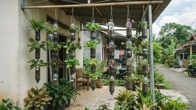 Pot Gantung dari Botol Plastik 1,5 Liter Model Pot Gantung Bertingkat