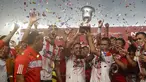 Para pemain Persija Jakarta mengangkat trofi juara usai menaklukan Bali United pada laga Trofeo Persija  di Stadion Utama Gelora Bung Karno, Jakarta, Sabtu (9/4/2016). (Bola.com/Nicklas Hanoatubun)
