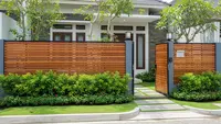 8 Inspirasi Pagar Kayu Horizontal yang Dipadukan dengan Tanaman Hijau, Elegan dan Asri