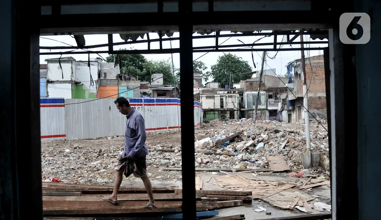 Warga mencari barang yang tersisa di antara puing bangunan rumahnya di kawasan Cipinang Besar Utara, Jakarta, Senin (30/12/2019). Tercatat 900 rumah warga di 3 RW, yakni RW 001, 002, dan 003 Kelurahan Cipinang Besar Utara terkena gusuran akibat proyek Tol Becakayu. (merdeka.com/Iqbal S. Nugroho)