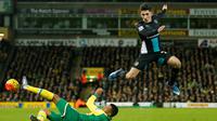 Pemain Arsenal, Hector Bellerin (kanan), berebut bola dengan pemain Norwich City, Martin Olsson, dalam lanjutan Liga Inggris di Stadion Carrow Road, Minggu (29/11/2015) malam WIB. (Action Images via Reuters/Andrew Boyers)