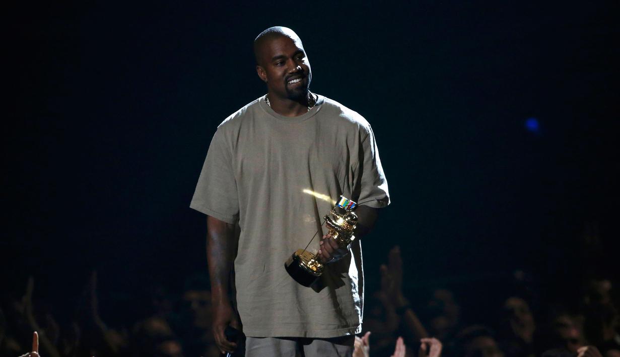 Penyanyi rap Kanye West saat menerima penghargaan di MTV Video Music Awards 2015, Los Angeles, Minggu (30/8). Pada kesempatan itu, suami dari Kim Kardashian tersebut memastikan diri bakal menjadi calon presiden AS tahun 2020.(REUTERS/Mario Anzuoni)