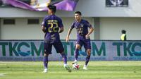 Pemain Persita Tangerang,&nbsp;Tamirlan Kozubaev saat berhadapan dengan Persebaya Surabaya&nbsp;pada pekan kedua BRI Super League 2025/2026 di Indomilk Arena, Sabtu (16/8/2025). (Bola.com/ Abdul Aziz)