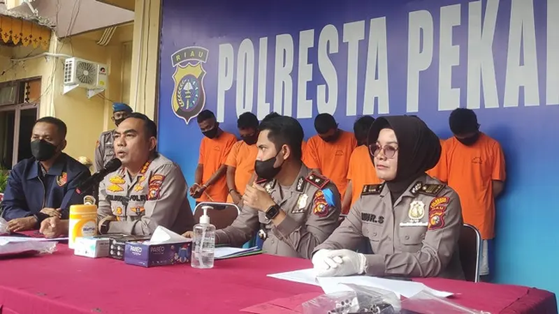 Kepala Polresta Pekanbaru Kombes Pria Budi SIK (dua dari kiri) dalam konferensi pers pengungkapan tindak pidana di Pekanbaru.