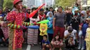 Komunitas dari Aku Badut Indonesia meramaikan kegiatan Car Free Day (CFD) di kawasan Thamrin, Jakarta, Minggu (6/1). Mereka melakukan atraksi akrobatik untuk menggalang dana bagi korban bencana tsunami Selat Sunda. (Liputan6.com/Johan Tallo)