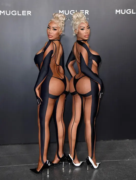 <p>Clermont Twins juga tampil dalam balutan busana dari Mugler. Tampilan berani yang tak biasa dari kembar Clermont ini jelas patut diacungi jempol.</p>