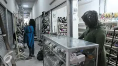 Sejumlah pedagang menata barang dagangannya di Tempat Penampungan Sementara (TPS), Manggarai, Jakarta, Selasa (4/10). Pedagang Pasar Rumput mulai tempati kios TPS Pasar Jaya Manggarai. (Liputan6.com/Yoppy Renato)