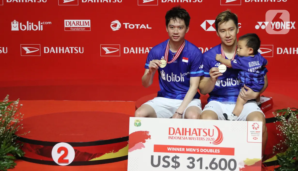 Pebulutangkis Indonesia, Kevin Sanjaya Sukamulio/Marcus Fernaldi Gideon di podium kemenangan usai melawan Hendra Setiawan/Mohammad Ahsan pada final ganda putra Indonesia Masters 2020 di Istora GBK, Jakarta, MInggu (19/1/2020). Kevin/Markus unggul 21-15 21-16. (Liputan6.com/Helmi Fithriansyah)