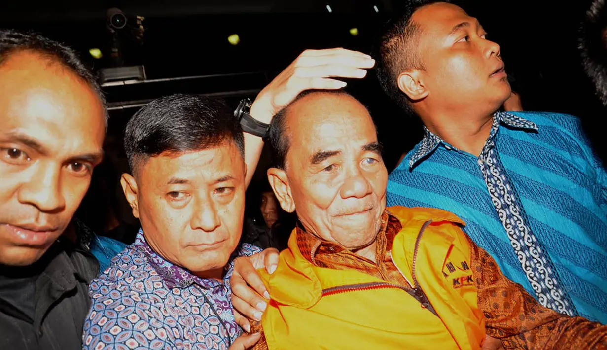 Mengenakan batik cokelat dengan rompi oranye khas tahanan KPK, Annas Maamun berjalan menuju mobil tahanan, Jakarta, (26/9/14). (Liputan6.com/Miftahul Hayat)