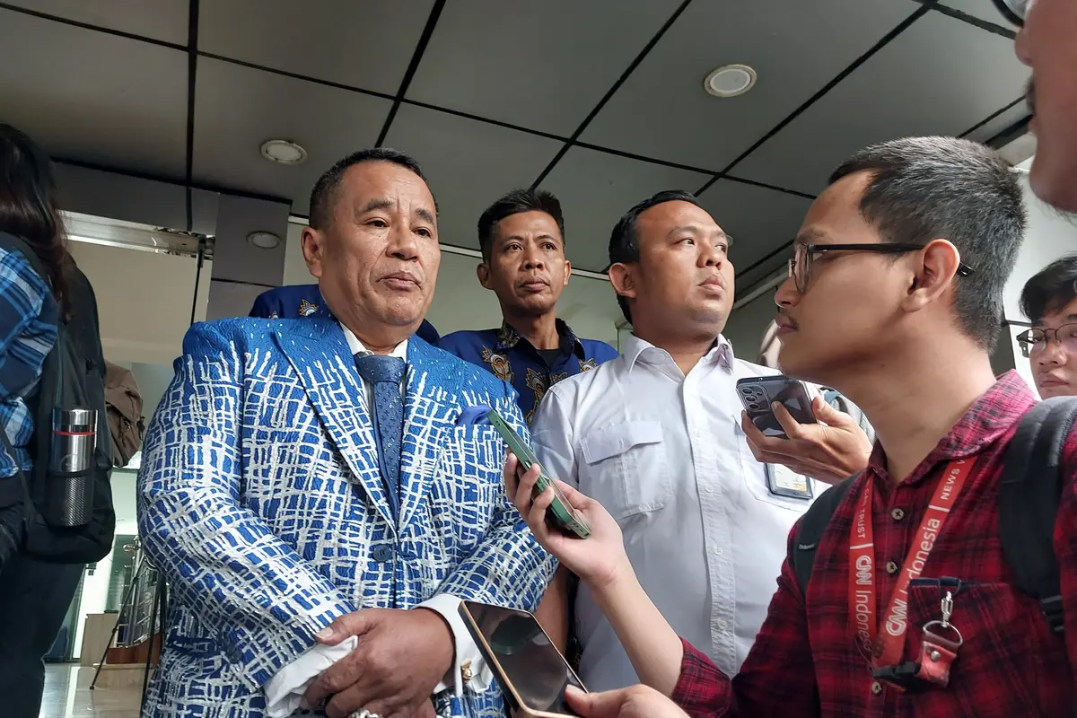 Pengacara dan pengusaha kondang Hotman Paris Hutapea menyambangi kantor Menteri Koordinator Bidang Kemaritiman dan Investasi Luhut Binsar Pandjaitan untuk mengadu mengenai pajak hiburan.