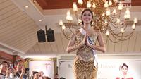 Putri Indonesia 2017 Bunga Jelitha Ibrani berpose saat tampil pada acara Menuju Miss Universe 2017, Jakarta, Jumat (3/11). Bunga akan mengikuti ajang Miss Universe 2017 yang berlangsung di Las Vegas, AS 12-27 November 2017. (Liputan6.com/Herman Zakharia)
