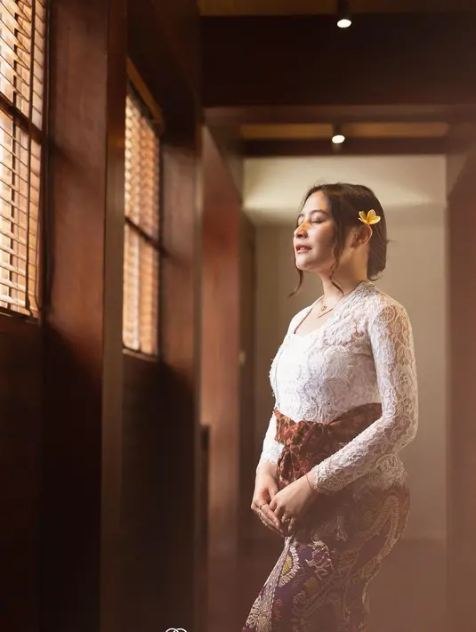 Sebelumnya, banyak selebriti yang liburan ke Bali dan tampil dalam busana pengantin. Namun Prilly yang tampil dalam kebaya khas Bali ini saja sudah tampil curi perhatian banyak netizen. Pemtoretannya ini pun diabadikan oleh fotografer Bali Dhika Ananta. (Liputan6.com/IG/@prillylatuconsina96)