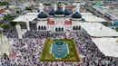 Foto udara menunjukkan umat Muslim saat melaksanakan salat Idul Adha di Masjid Raya Baiturrahman, Banda Aceh pada Rabu 27 Mei 2026. (CHAIDEER MAHYUDDIN/AFP)