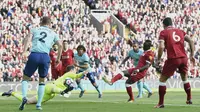Aksi pemain Liverpool, Sadio Mane membuka keunggulan timnya atas AFC Bournemouth pada laga Premier League di di Anfield stadium, Liverpool,(14/4/2018). Liverpool menang 3-0. (Anthony Devlin/PA via AP)