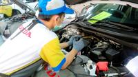 Ilustrasi mekanik mobil Honda tengah melakukan servis. (ist)