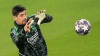 Kiper Real Madrid, Thibaut Courtois menangkap bola saat mengikuti sesi latihan tim di Stadion Anfield di Liverpool, barat laut Inggris pada 20 Februari 2023. Pertandingan Liverpool vs Madrid kali ini menjadi rematch partai final Liga Champions musim lalu. Dari lima duel terakhir di Liga Champions termasuk final musim lalu, Los Blancos lebih mendominasi dengan membukukan empat kemenangan. (AFP/Lindsey Parnaby)