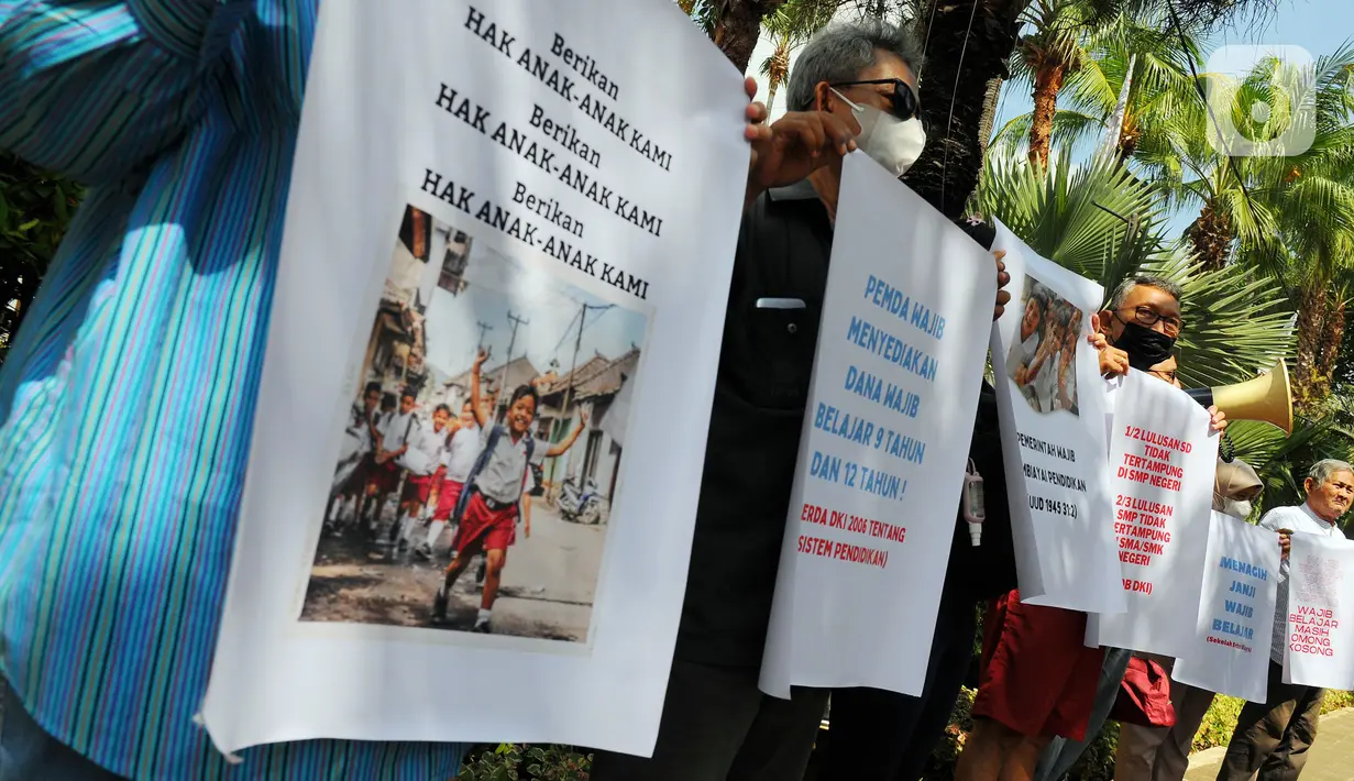 Protes kali ini tidak hanya disuarakan oleh para orangtua murid yang anaknya tidak lolos sistem PPDB. Ada yang bergabung sebagai bentuk solidaritas membela hak orangtua lain yang anaknya tidak lolos. (merdeka.com/Imam Buhori)