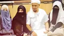 Rumah tangga harmonis dalam keluarga Ustaz Arifin Ilham dengan ketiga istrinya. Hal itu bisa terlihat dari akun instagram milik istri pertamanya yang telah dua puluh tahun mendampinginya.  (Instagram/yuni_syahla_aceh)