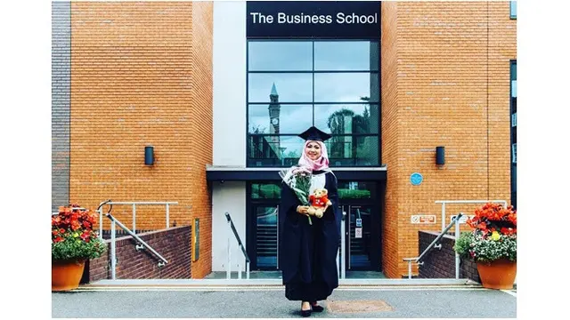 6 Transformasi Raeni, dari Wisuda Diantar Ayah Naik Becak hingga Raih Gelar Doktor