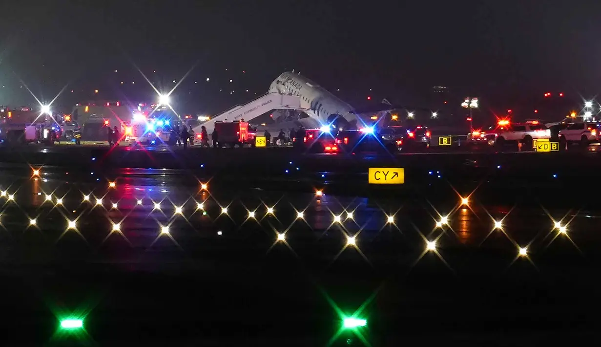 Sebuah pesawat Air Canada Express terparkir di landasan pacu Bandara LaGuardia, New York, Amerika Serikat, Senin 23 Maret 2026, setelah bertabrakan dengan kendaraan Otoritas Pelabuhan. Sebuah pesawat jet regional Air Canada Express bertabrakan dengan truk pemadam kebakaran Otoritas Pelabuhan di Bandara LaGuardia, New York, Amerika Serikat (AS), Minggu (22/3/2026) malam waktu setempat. (AP Photo/Ryan Murphy)