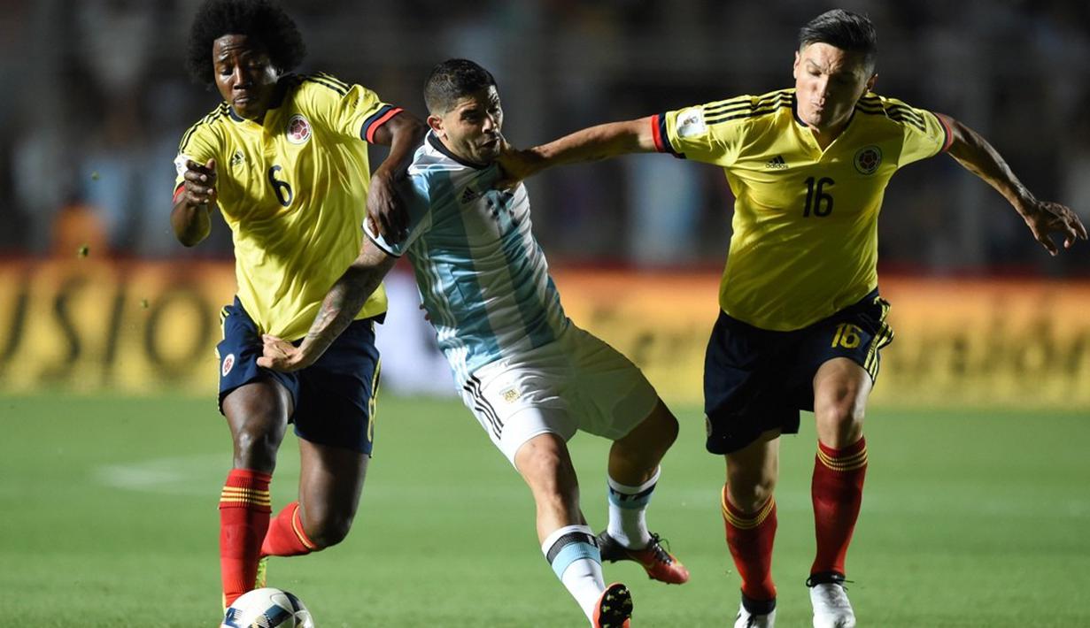 Pemain Argentina, Ever Banega (tengah), berusaha dihentikan pergerakannya oleh pemain Kolombia pada laga kualifikasi Piala Dunia 2018 zona CONMEBOL di Estadio San Juan del Bicentenario, Selasa (15/11/2016). (AFP/Eitan Abramovich)