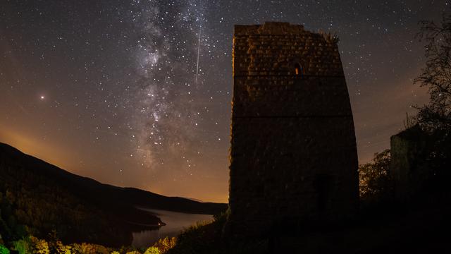 Foto Penampakan Bayangan Laba Laba Di Langit Saat Hujan Meteor