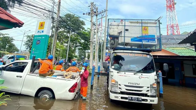 PT PLN (Persero) mrmpercepat penormalan Gardu Induk terdampak banjir di Kalimantan Selatan (Kalsel) dengan mengerahkan personil dan armada tambahan. (Dok PLN)