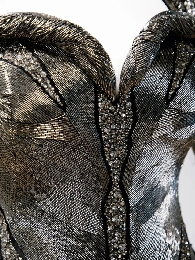 Kostum Alexander McQueen