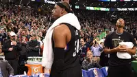 Forward Los Angeles Clippers, Paul Pierce, melambaikan tangan sebagai tanda perpisahan kepada fans Boston Celtics pada laga terakhirnya di TD Garden, Minggu (5/2/2017). (NBA)