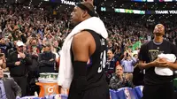 Forward Los Angeles Clippers, Paul Pierce, melambaikan tangan sebagai tanda perpisahan kepada fans Boston Celtics pada laga terakhirnya di TD Garden, Minggu (5/2/2017). (NBA)