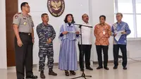 Menteri Kelautan dan Perikanan Susi Pudjiastuti memberikan keterangan mengenai pendataan ulang dan verifikasi pemilik kapal cantrang di kantor Kementerian Kelautan dan Perikanan (KKP), Senin (12/2/2018).