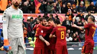 Selebrasi para pemain AS Roma usai Lorenzo Pellegrini menjebol gawang Sassuolo. (Vincenzo PINTO / AFP)