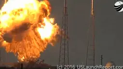 Bola api terlihat akibat ledakan Roket SpaceX Falcon 9 saat uji coba peluncuran di Cape Canaveral, Florida, AS, Kamis (1/9). Pesawat ini pekan depan rencananya akan mengangkut satelit komunikasi pertama Facebook ke luar angkasa. (Launch Report/REUTERS)