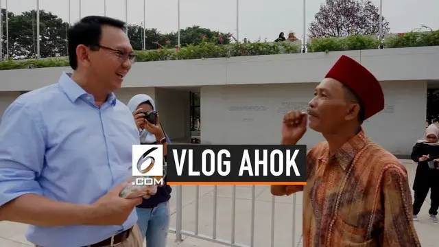 Mantan Gubernur DKI Basuki Tjahaja Purnama alias Ahok mengunjungi Lapangan Banteng, Jakarta. Ahok dicegat seorang pedagang kerak telor yang ingin mengucapkan terima kasih.