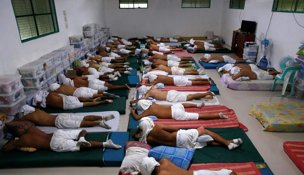 Pengguna narkoba beristirahat di Pusat Rehabilitasi Narkoba di Pampanga Luzon, Filipina Utara pada 1 Oktober 2016. Kebijakan Presiden Duterte membuat ribuan pengguna narkoba tobat. (REUTERS/ Erik De Castro)
