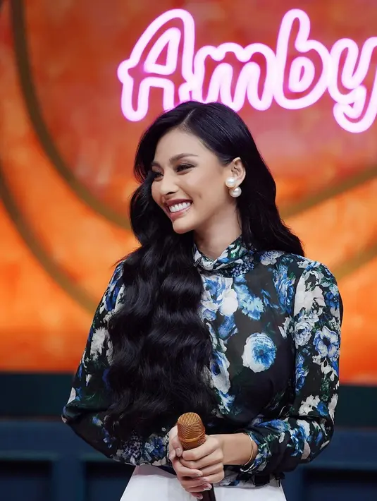 Gaya makeup dan rambut khas Andina Julie yang dicitrakan sebagai Miss Grand Indonesia 2022 (Foto: Instagram @andina_julie)