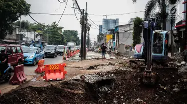 Alat berat melakukan pengerukan tanah saat proyek pelebaran Jalan Pangeran Antasari, Jakarta, Kamis (8/11). Pelebaran ini untuk mengantisipasi kemacetan setelah dioperasikannya Tol Depok-Antasari. (Liputan6.com/Faizal Fanani)