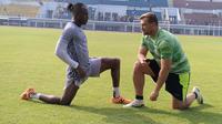 Asisten pelatih Persib Igor Tolic (Kanan). (Erwin Snaz/Bola.com)