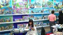 Pengunjung melihat pameran mainan dan elektronik di Jakarta Internasional Expo, Jakarta, Rabu (22/8). Pameran ini menghadirkan 200 perusahaan bertaraf internasional dari tiongkok dan Indonesia. (Liputan6.com/Helmi Afandi)