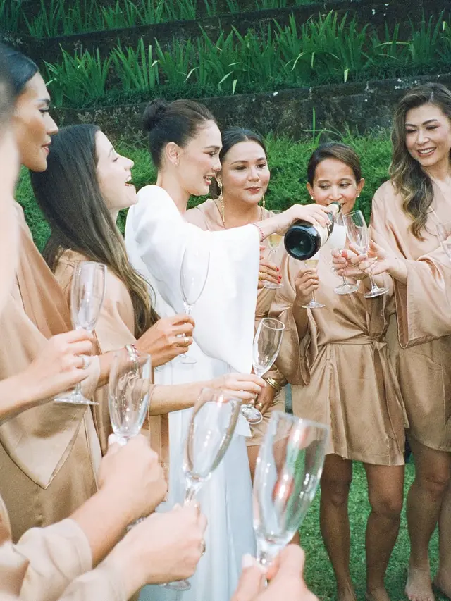 5 Potret Luna Maya Pakai Bridal Robe Bareng Bridesmaid, Memukau dari ...
