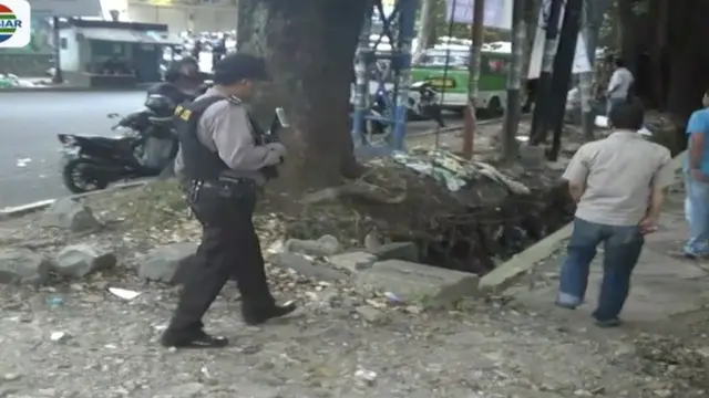 Seorang remaja tewas dibacok ketika kelompoknya terlibat tawuran dengan kelompok geng motor usai nonton bareng perebutan juara ketiga piala dunia di Bogor, Jawa Barat.