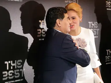 Diego Maradona bersama kekasihnya, Rocio Oliva berbincang saat menghadiri The Best FIFA Football Awards 2017 di London, Inggris (23/10). Rocio berusia 23 tahun  merupakan kekasih Maradona sejak lebih dari 3 tahun lalu. (AP Photo/Alastair Grant)