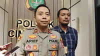 Kapolsek Cimanggis, Kompol Arief Budiharso menjelaskan motif anak menusuk bapaknya di Cimanggis, Depok. (Liputan6.com/Dicky Agung Prihanto)