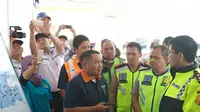 Kakorlantas Polri mengecek Tol Jombang-Mojokerto untuk persiapan mudik Lebaran 2018 (Liputan6.com/ Nafiysul Qodar)