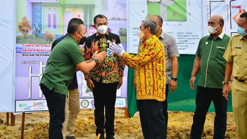Ketua Gapki Riau Jatmiko Santosa (kanan) bersalaman dengan Gubernur Riau usai peletakan batu pertama rumah pekerja sawit.
