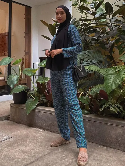 Erica Putri sangat pintar padupadankan pakaian yang ia kenakan. Apalagi saat ia memakai hijab dengan pakaian warna biru semi gelap yang membuatnya kian menawan. Banyak netizen terpukau hingga foto ini banjir like. (Liputan6.com/IG/@ericaputrii)