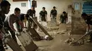 Hingga, Selasa 16 Desember 2025, proses pembersihan lumpur di Rumah Sakit Daerah Aceh Tamiang telah menunjukkan kemajuan signifikan. Tampak dalam foto, personel Tentara Nasional Indonesia (TNI) dari YONIF TP 853/BRB, Aceh Timur, membersihkan lumpur di Rumah Sakit Daerah di Aceh Tamiang, pada Selasa 16 Desember 2025, setelah banjir bandang sekitar tiga minggu lalu. (Yasuyoshi Chiba/AFP)